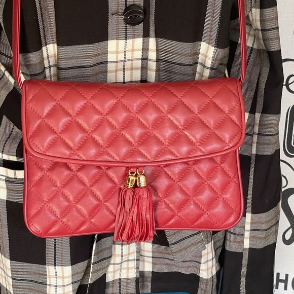 💕💕 Like New Red Quilted Crossbody Bag - Picture 2 of 5